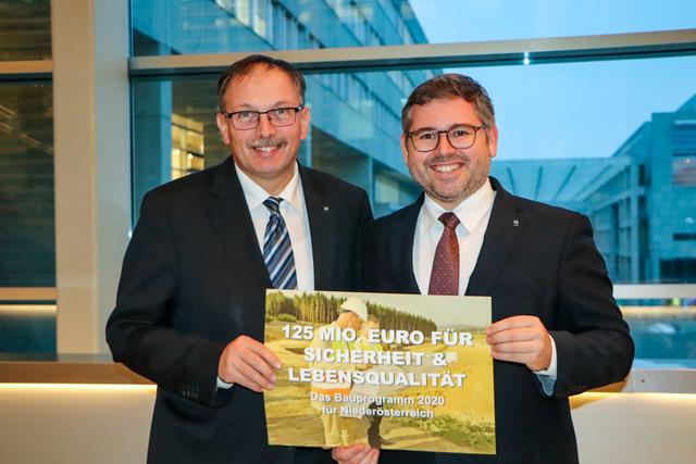 Landesrat Ludwig Schleritzko und Landtagsabgeordneter Richard Hogl präsentieren das Bauprogramm für Hollabrunn.