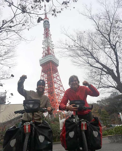 Fabio und Elias am Ziel in Tokio.