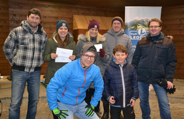Preisübergabe an die Gewinnerinnen: Obmann Gerald Reis, Gewinnerin Alina Empl und Andrea Höller, Sprecher Elias Bierbaumer, Schriftführer & Pressebeauftragter Alfred Rohrmoser, Kassier Manfred Riedlsperger und Glücksengerl Julian das die Lose zog.