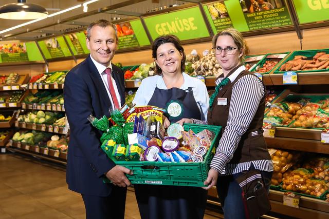 Elke Schlederer-Oberhauser (Mitte) von "Best of the Rest" erhält unverkäufliche Lebensmittel bei Spar in Klagenfurt: bei Paul Bacher, Spar-GF für Kärnten und Osttirol und Marktleiterin Cornelia Stadtschreiber.