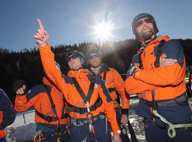 Beim Abschätzen der Lage. | Foto: Land Salzburg/Franz Neumayr