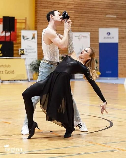 Vaclav Malek als "Freddie Mercury" und Catharina Malek zeigen ihren Showtanz.  | Foto: Regina Courtier