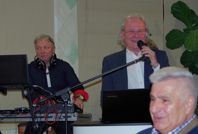 Bürgermeister Franz Pennauer singt den gschupften Ferdl ...