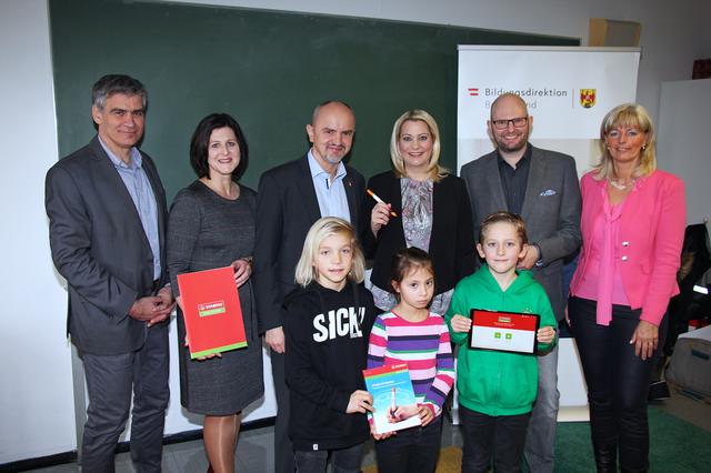 Bildungslandesrätin Mag.a (FH) Daniela Winkler, Bildungsdirektor Mag. Heinz Josef Zitz und Jürgen Riedl, Salesmanager Fa. Stabilo, präsentierten gemeinsam mit Bürgermeisterin Elisabeth Böhm, Direktorin Kordula Csukker, BEd, MA, sowie Schulqualitätsmanager Werner Zwickl, MSc, und Kindern der Volksschule Am Tabor in Neusiedl am See mit der „EduPen“ einen digitalen Stift samt App, der fortan - weltweit erstmalig flächendeckend in einer Region - in den burgenländischen Volksschulen zum Einsatz kommt