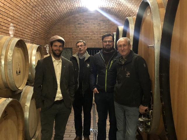 Kellermeister Klaus Fischer (l.) und sein Team konnten viele Weinliebhaber zur Fassprobenverkostung begrüßen.