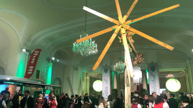 Die erste von vielen Klapotetz' begrüßte die Gäste gleich im Foyer. | Foto: Michl