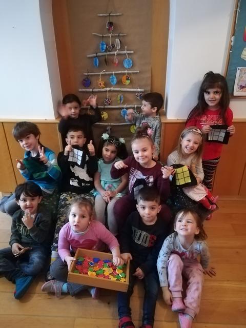 Die Kinder des Ordenskindergarten Grieskirchen bastelten eifrig an Spielesets und Christbaumanhängern.