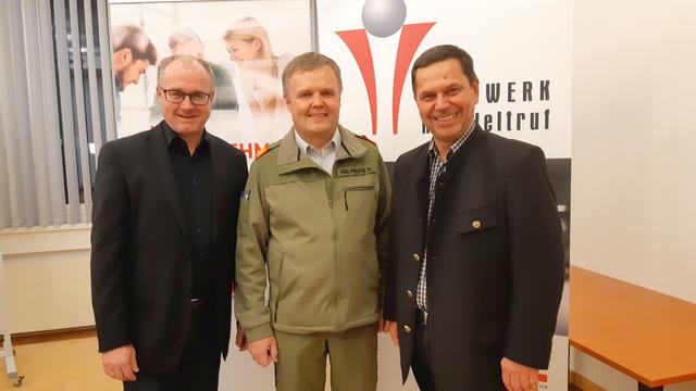 Gemeinsame Freude auf die zukünftige Zusammenarbeit bei Günther Baschinger, Herbert Ablinger und Hans Moser.