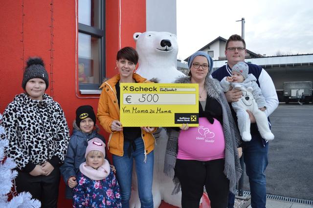Spendenscheck-Übergabe: Sarah Bauernhofer, Obfrau vom Verein "Von Mama zu Mama Oststeiermark" bedankte sich bei den Wiesenhofers für die großzügige Spende.