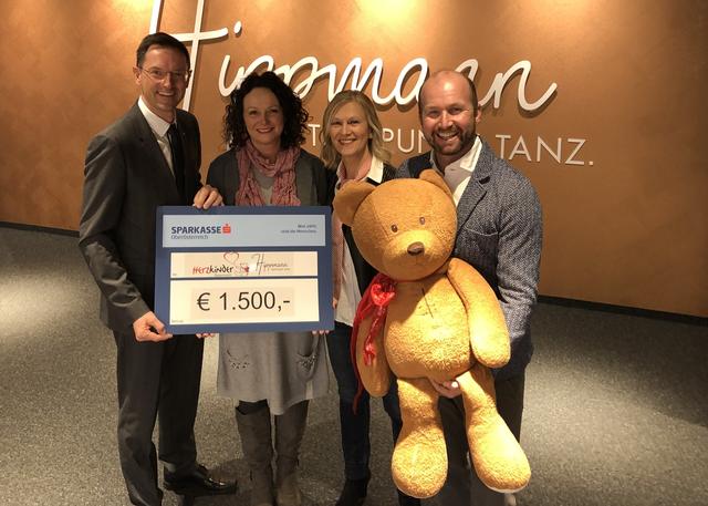Sparkassendirektor Robert Reif, Michaela Altendorfer, Präsidentin des Vereins „Herzkinder Österreich“, und die beiden Charity-Organisatoren in der Tanzschule, Michaela Peterstofer und Christoph Hippmann, bei der Scheckübergabe.