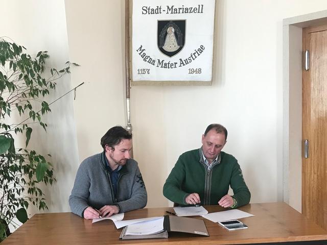 Vertragsunterzeichnung: Patrick Killmaier und Johann Kleinhofer.