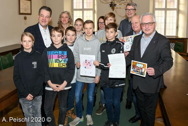 Die SchülerInnen der 2B der Musikmittelschule Gumpoldskirchen überreichten eine Petition an Bürgermeister Ferdinand Köck. Direktor Ernst Pokorny, Christa Zeilinger, Brigitte Hofer, Martin Vodicka, GGR Walter Promitzer und Bürgermeister Ferdinand Köck.