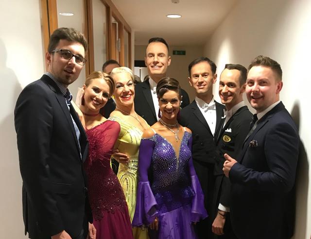 Einige der Teilnehmer an der Staatsmeisterschaft Standard 2019  und zwei Trainer. V. l. n. r. Christopher Dvorak, Catharina Malek, Martina Gansterer, Vaclav Malek, Barbara Westermayer, Toni Haselberger, Klemens Hofer, Vladimir Slon. Hofer-Westermayer wurden Vizestaatsmeister.  | Foto: Andreas Pikel