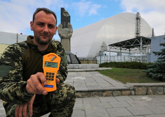 Harald Steinbichl beim Lokalaugenschein in Tschernobyl. Im Hintergrund der Sarkophag mit neuer Schutzhülle.