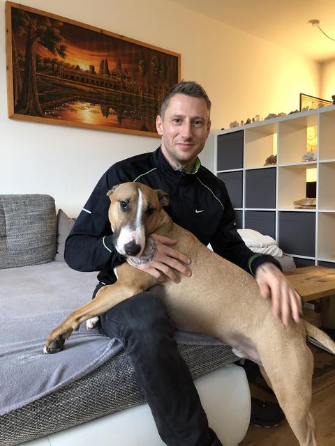 M. Wegan und Snoopy machen wegen dem Taubendreck einen großen Bogen um den Haupteingang.