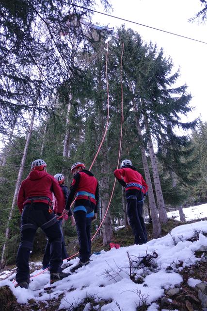 Die Bergrettung rückte aus um den verunglückten Paragleiter zu bergen.