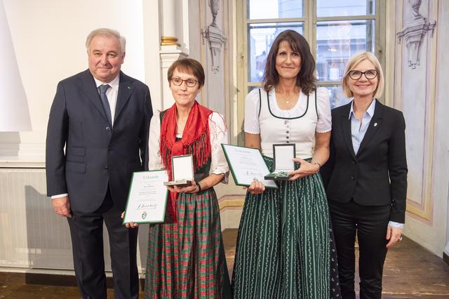 Landeshauptmann Hermann Schützenhöfer, Maria Grassl, Ute Dolnicar und Landtags-Präsidentin Gabriele Kolar (v.l.) bei der Verleihung des Großen Goldenen Ehrenzeichen des Landes Steiermark.