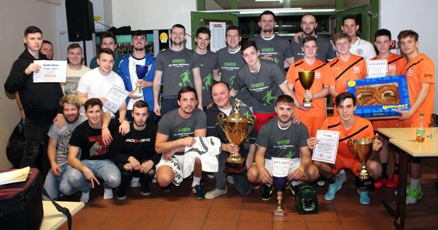 Zum dritten Mal sind die Kicker von Mircic Bau (Mitte) die Titelgewinner beim Hallenturnier des SV Weyer.