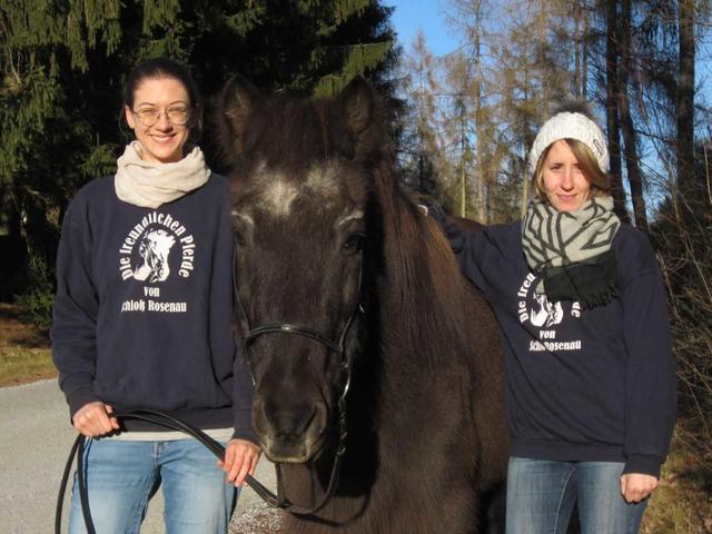 Schriftführerin Edith Kapeller (links) und Pferdepflegerin Jutta Sillipp (rechts) sind zwei Personen aus dem Team des Reitvereins, die den Betrieb mitgestalten. Oldie „Thor“ (geb. 1987) genießt seit fast 20 Jahren sein Pferdeleben im Offenstall in Schloß Rosenau.