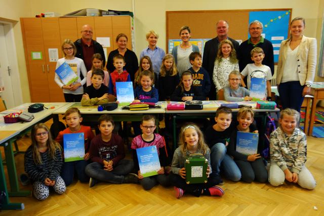 Lödersdorfer Kinder und Lehrer sowie Vertreter der Gemeinde Riegersburg beteiligen sich am Projekt 50/50 des Landes Steiermark.