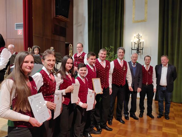 Kapellmeister Stefan Hofer, Obmann Karl Söllnbauer, Bürgermeister Johann Schuster sowie Rudi Egger überreichten die Leistungsabzeichen an Alexandra Egger, Rosmarie Koch, Lena Peitler, Maximilian Berndl und Florian Pichler.