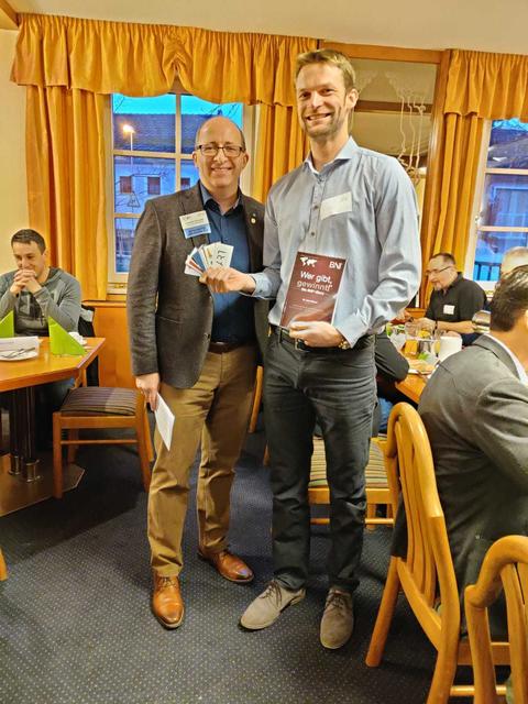 Der Gewinner des Visitenkartenspiels Thomas Kreuzer (rechts) und Partnerdirektor Christian Schrofler.