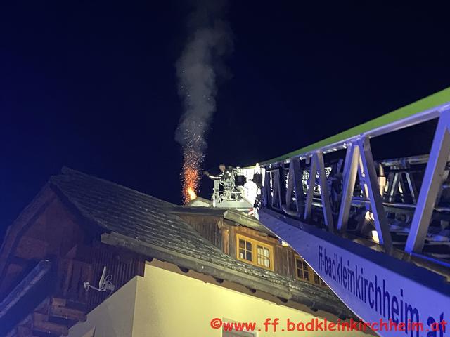 Der Kamin spuckte Feuer und Funken.