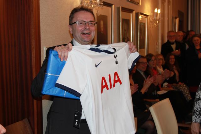 Hannes Heide freute sich das Tottenham-Trikot, das er bei der letzten Gemeinderatssitzung überreicht bekam.