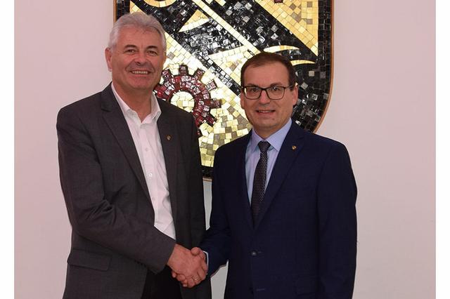 Josef Sturmair mit seinem Nachfolger Christian Schöffmann (v.l.).