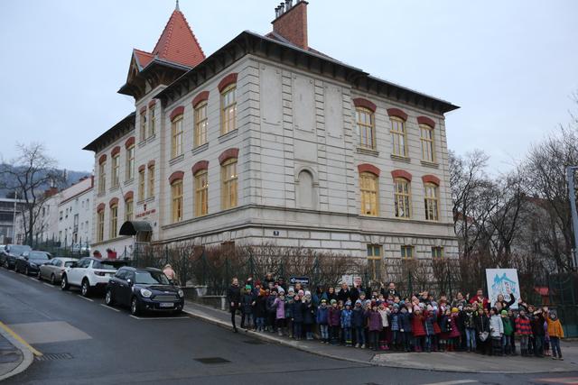 Die Schulkinder freuen sich: "Unsere Schule ist die kleinste Schule Wiens, aber für uns ist sie einfach die größte!"
