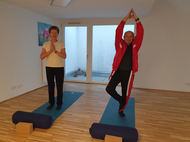 Entspannung und Bewegung in einem: Maria und Johann halten sich im Yoga Eleven fit.