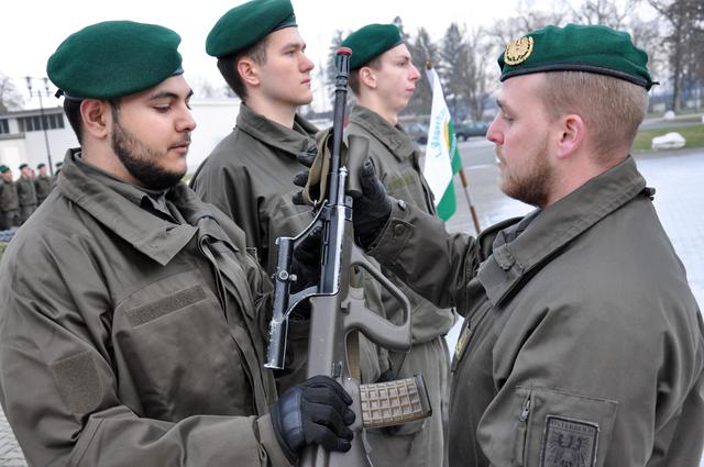 Übergabe des Sturmgewehr 77 durch den Einheitskommandanten.