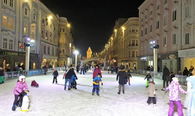 Eislaufspaß im Zentrum von Wels.