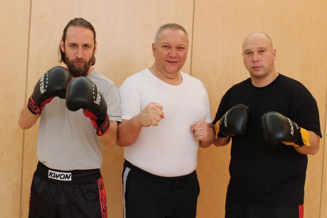 Unterstützt wird Trainer Kurt Wimmer (Mitte) von Matthias Nöhrer (li.) und Thomas Vorauer, die beide über viel Kickboxerfahrung verfügen.