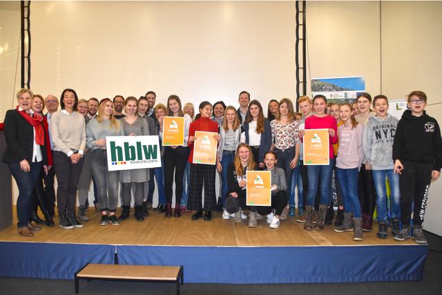 Claudia Entleitner (li.) mit den Preisträgern der Kategorie Design (Magdalena Vizthum, 7.v.re.) und Slogan (Elisabeth Schernthaner, 4.v.re.) mit Vertretern der Arbeitsgruppe „Pinzgau Regional“.