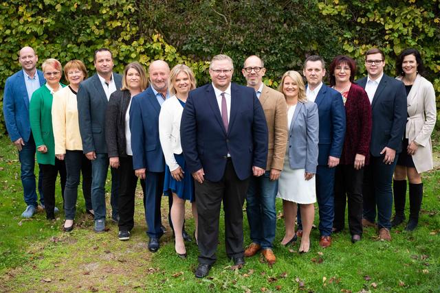 Bürgermeister Michael Göschelbauer Mitte mit Vizebürgermeister Daniel Kosak rechts und seinem ÖVP-Team