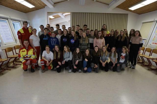 Die Schüler der 4a und 4b: Abdullah Alghazawi, Katharina Artner, Janina Atteneder, Sebastian Bauer, Selina Bauer, Lukas Brenner, Rene Edinger, Viktoria Edinger, Kilian Einfalt, Mariella Faltin, Leonie Gutenthaler, Raphael Markus Hahn, Stefan Markus Hahn, Marvin Helmreich, Martin Hennebichler, Diana Haider, Sarah Haneder, Carina Huber, Nicole Höbart, Sebastian Kaufmann, Celina Kitzler, Natalie Penz, Marvin Pieringer, Klaus Franz Reisinger, Alina Schrenk, Sophie Schrenk, Lisa-Maria Schwarzinger, Chiara Siegl, Daniel Steinbrunner, Gena Tabban, Sebastian Teszar, Lisa Träxler, Felix Tüchler, Johanna Wagner, Nina Weichselbaum, Erwin Wimmer.
Vom Samariterbund: Andreas Decker, Andreas Lair, Sabine Oppenauer, Marina Pachtrog, Tobias Tüchler.