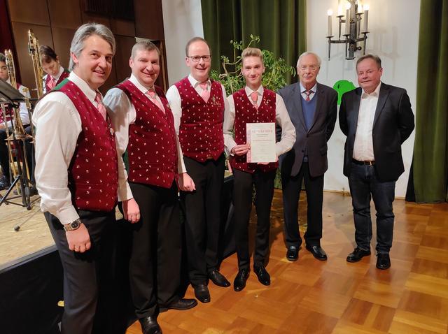 Kapellmeister Stefan Hofer, Obmann Karl Söllnbauer, Landesstabführer Markus Zaiser, Bürgermeister Johann Schuster und Rudi Egger gratulierten Peter Söllnbauer zum Stabführerabzeichen.