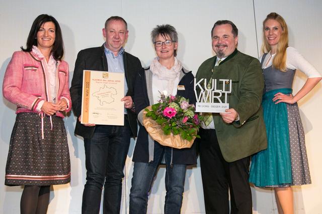 Innviertel-Sieger: WKOÖ-Vizepräsidentin Margit Angerlehner, Franz und Gudrun Hofer (Gasthaus Hofer), KultiWirte-Obmann Karl Wögerer, KultiWirte-Geschäftsführerin Monika Nowotny.