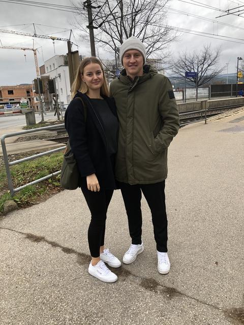 Der jüngste Fußball-Spross "Danschi" Pichler mit seiner Freundin Julia.