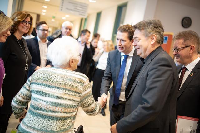 Sebastian Kurz (ÖVP), Werner Kogler und Rudi Anschober von den Grünen nahmen am Montag einen gemeinsamen Termin im Haus der Barmherzigkeit war.