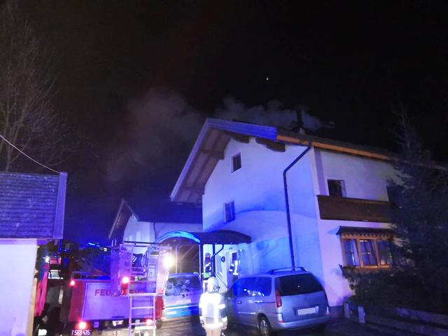In einem Mehrparteienhaus in Zell kam es zu einer Rauchentwicklung, eine Person musste mit der Drehleiter geborgen werden.