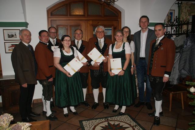 Englbert Schachinger (6.v.l.) erhielt das Ehrenzeichen in Gold (45 Jahre) und Herbert Windsperger sen. (5.v.l.) das Verdienstkreuz in Silber (50 Jahre) eine der höchsten Auszeichnungen des Blasmusikverbandes.