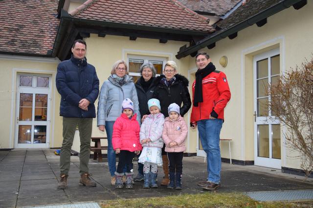 Gerald Hintermüller (Werksleiter Jungbunzlauer Austria AG), Reinhold Russ (Stadtamtsdirektor), Veronika Haager (Kindergartenleitung), Andrea Moravec (Kindergartenpädagogin), Jennifer und Mia Batoha (Ehefrau und Kind von Mario Batoha), Anja Haager und Jasmin Schwanzer