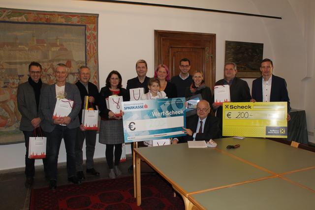 Vertreter des Wirtschaftsbunds, des Gemeinderats und Sponsoren der Gewinne bei der Verlosung im Rathaus.