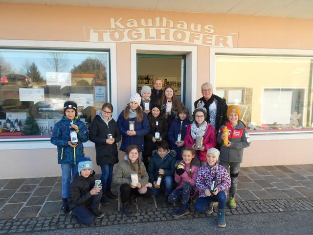 Kaufhausbesitzerin Elfriede Töglhofer und Workshopbetreuerin Stefanie Greiter (Klimabündnis Steiermark) mit Kindern der 4. Klasse VS Pöllauberg.