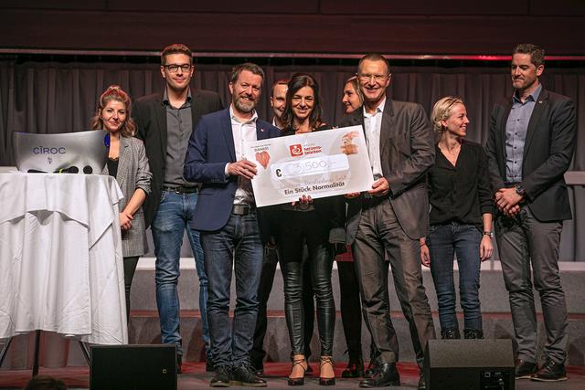 GemNova-Geschäftsführer Alois Rathgeb übergibt Ines Paratscher und Mag. Horst Szeli von Arche Herzensbrücken symbolisch die Spende, die die GemNova-Mitarbeiter gesammelt haben. Rechts im Bild: GemNova-Prokurist Niki Kraak.