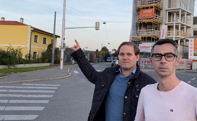Neos-Bezirksrat Christoph Illnar (li.) und Klubobmann Christoph Pramhofer vor einem möglichen Schulstandort "In der Wiesen".