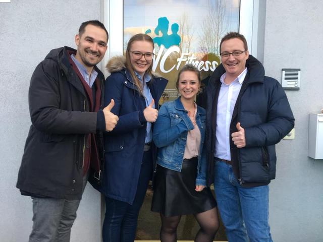 Trainiert die Mamas aus der Region: Natalie Schmidt (r.)