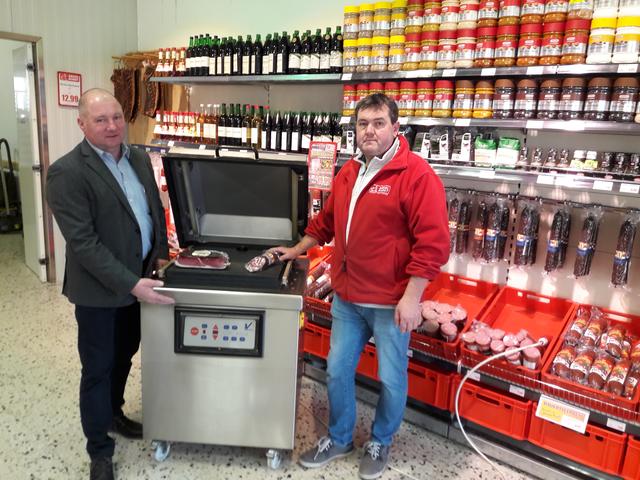 Stadtrat Heinz Schlatte mit Marktleiter Maximilian Streit (von links)